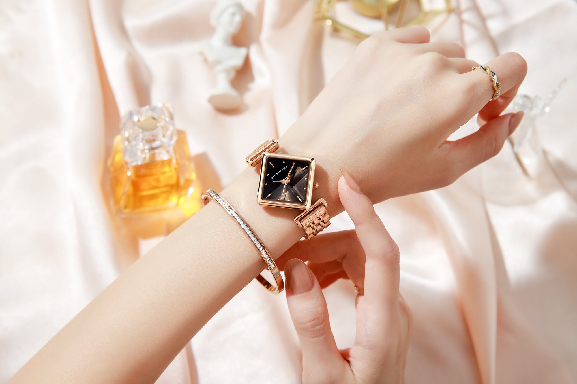 Giordano Rose Gold Analog Watch For Women with Bracelet Set – Diamond-Shaped Shimmer Dial, Crystal Detailing & Stainless Steel Strap – Elegant Gift Combo for Women | GZ-60106-44